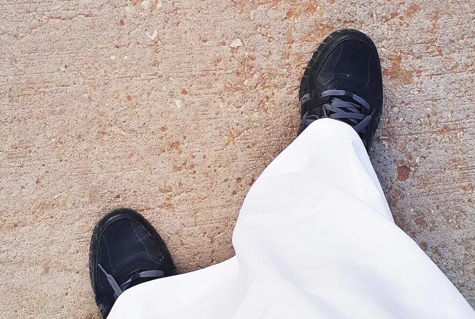 The details of wearing the sneakers with the Saudi thobe with striking elegance