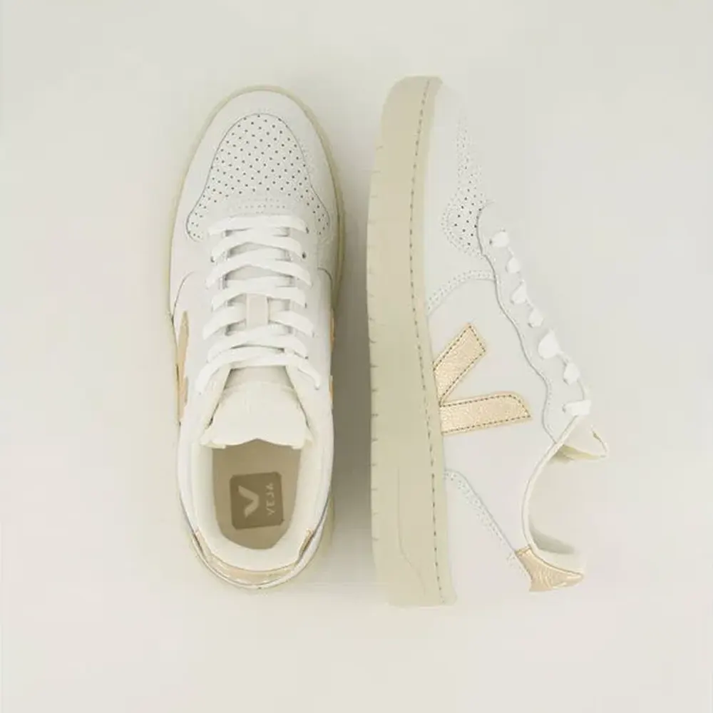Veja V-10 جلد أبيض بلاتين