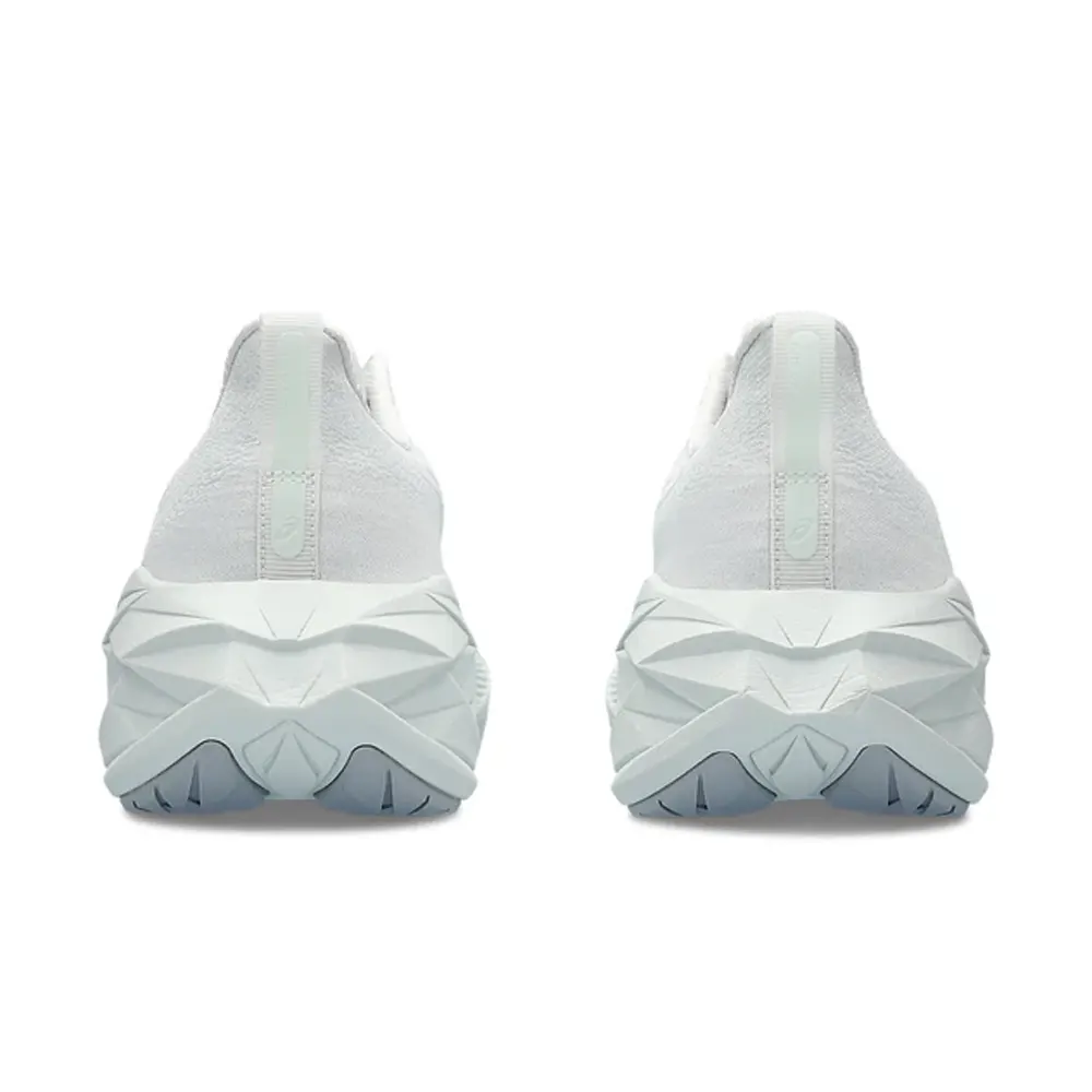 حذاء Asics Novablast 4 باللون الأبيض والأخضر الفاتح