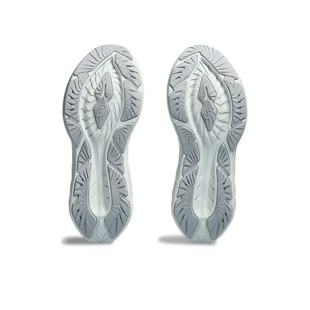 حذاء Asics Novablast 4 باللون الأبيض والأخضر الفاتح