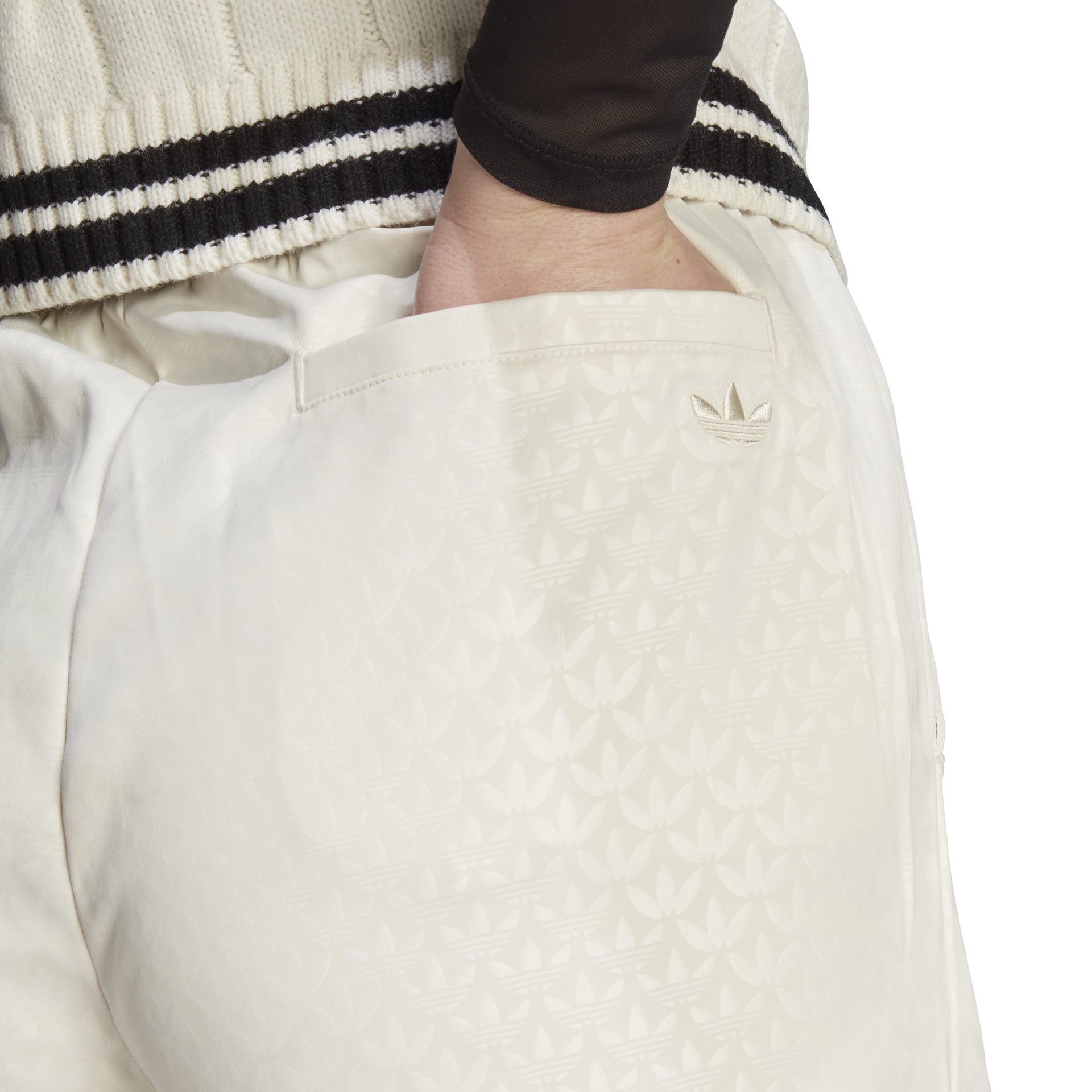 IJ7084_1_APPAREL_Photography_Front-View_white_Main.jpg