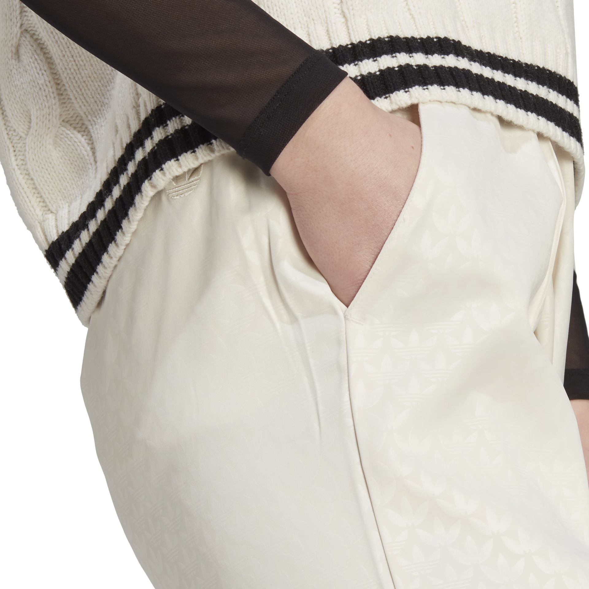 IJ7084_1_APPAREL_Photography_Front-View_white_Main.jpg